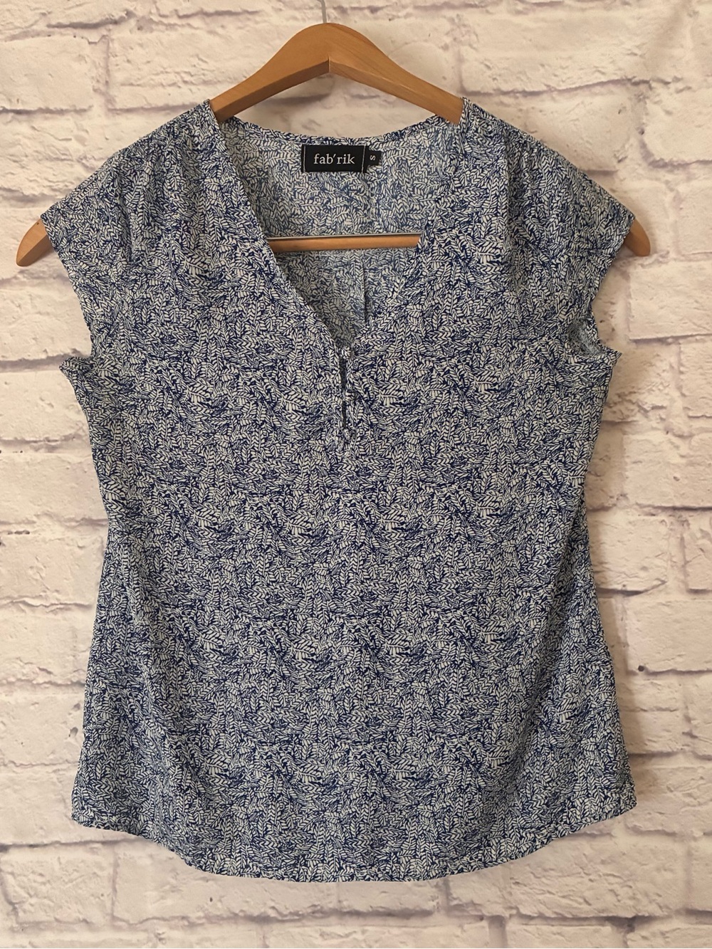 fab'rik Blue & White Leaf Printed Cap-Sleeve V-Neck Top - Small